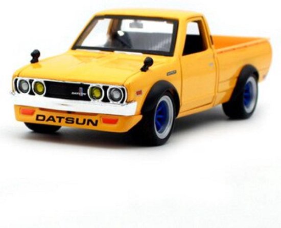 Maisto Datsun 620 PICK UP 1973 geel schaalmodel 1:24 van Maisto