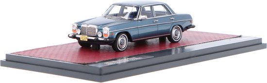 Mercedes-Benz 300D (W115) USA-Version Matrix Modelauto 1:43 1974 MX11302-212 Schaalmodel van Mercedes-Benz