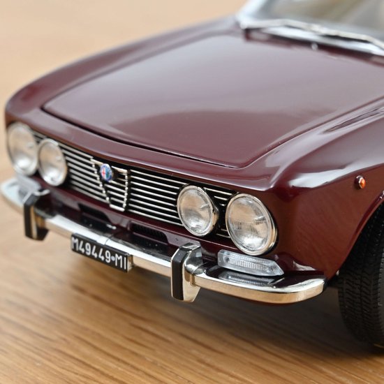 Norev Alfa Romeo 2000 GTV Miniatuur-Auo / Schaal 1:18 van Merkloos