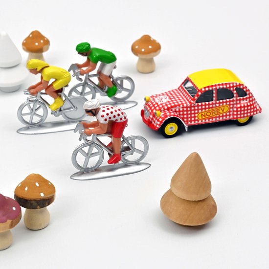 Norev Tour De France Citroen 2CV met 3 Wielrenners op kaart van Merkloos