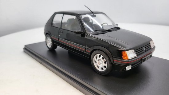 Peugeot 205 1.9 GTi zwart 1:24 WhiteBox van Whitebox