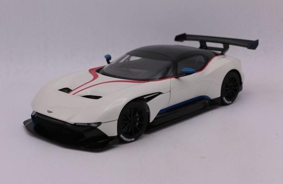 The 1:18 Diecast modelcar of the Aston Martin Vulcan of 2018 in Stratus White. The manufacturer of the scalemodel is AutoArt. van AUTOart