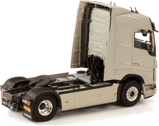 Volvo FH5 Globetrotter 4x2 - 1:50 - WSI Models van Volvo