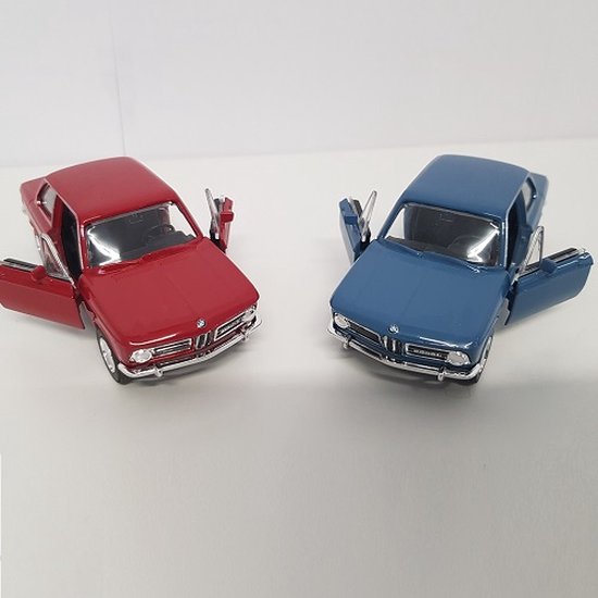 Welly BMW 2002ti speelgoed schaalmodel, ca. 12cm, in twee kleuren leverbaar met pull-back motor van Welly